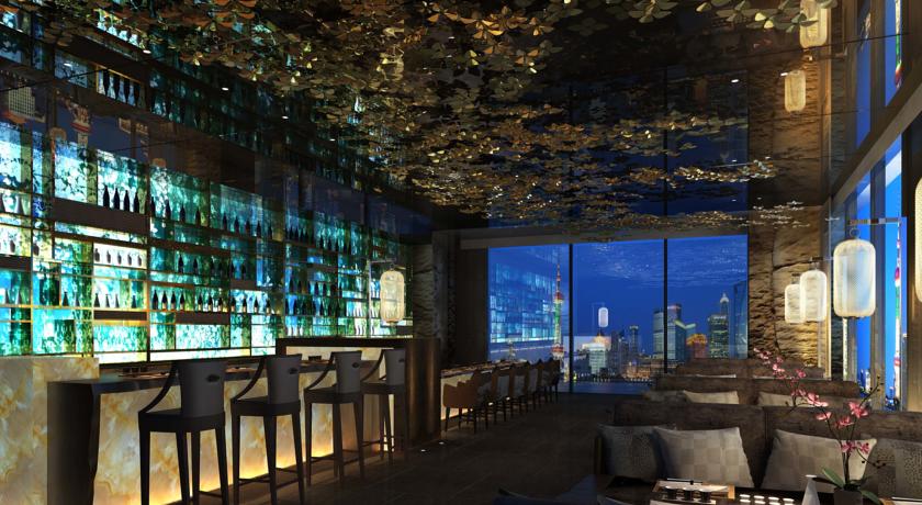 Wanda Reign bar offering a great view on Shanghai financial center Lujiazui